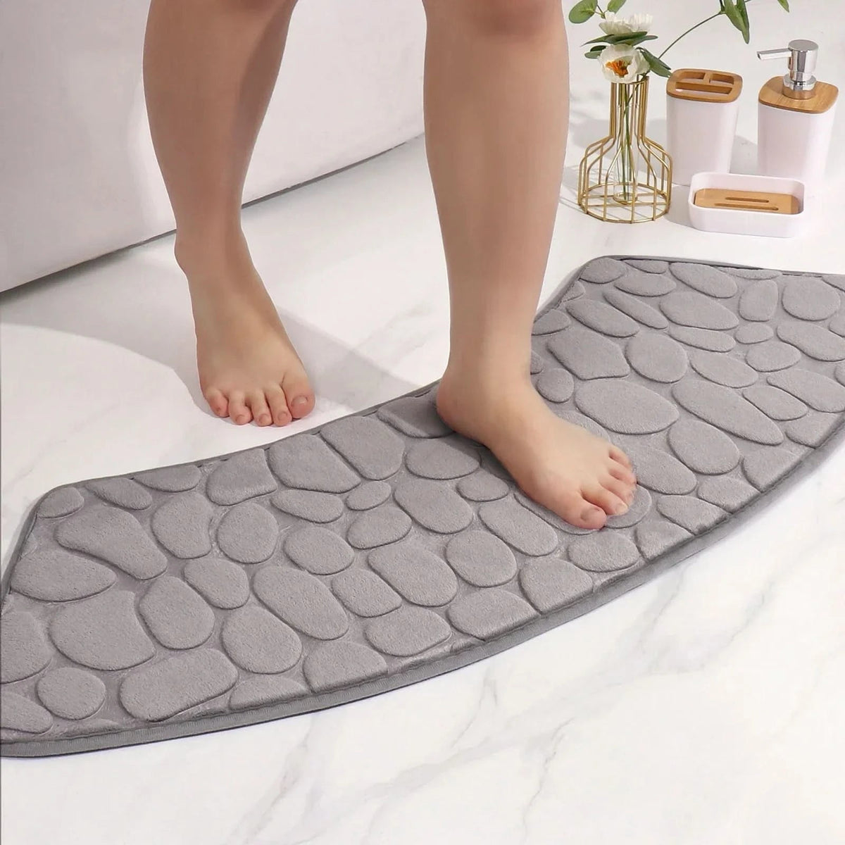 curved-non-slip-bath-mat-for-bathroom-quick-dry-ergonomic-design-img1.webp