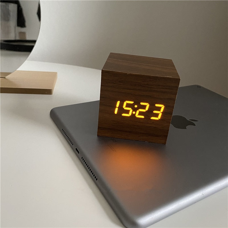 digital-wood-table-clock-with-date-temperature-display-img6.jpg
