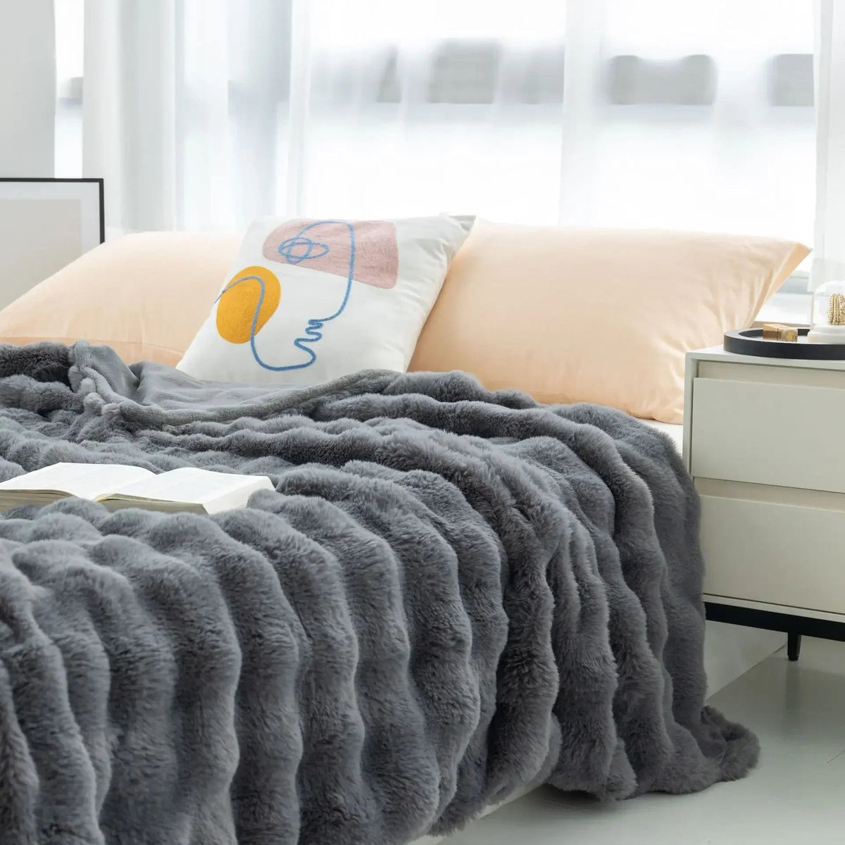 faux-rabbit-fur-throw-blanket-reversible-all-season-cosy-accent-img7.webp