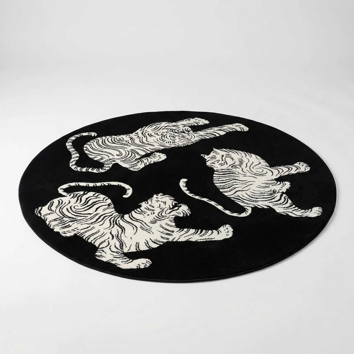 plush-round-rug-with-bold-tiger-stripe-pattern-img2.webp