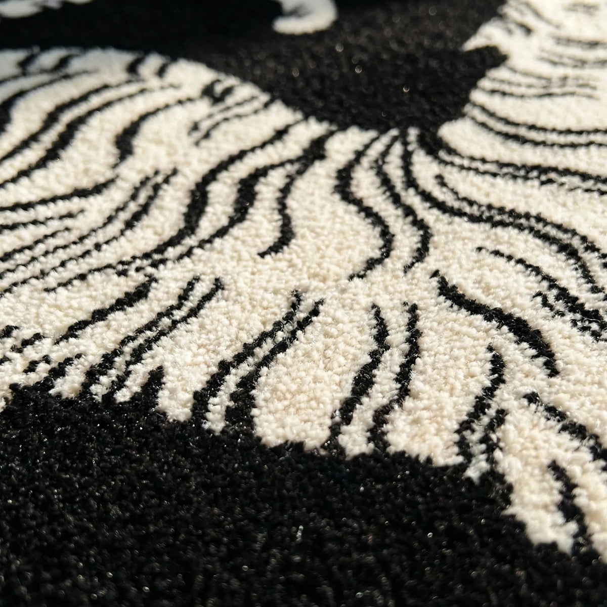 plush-round-rug-with-bold-tiger-stripe-pattern-img3.webp