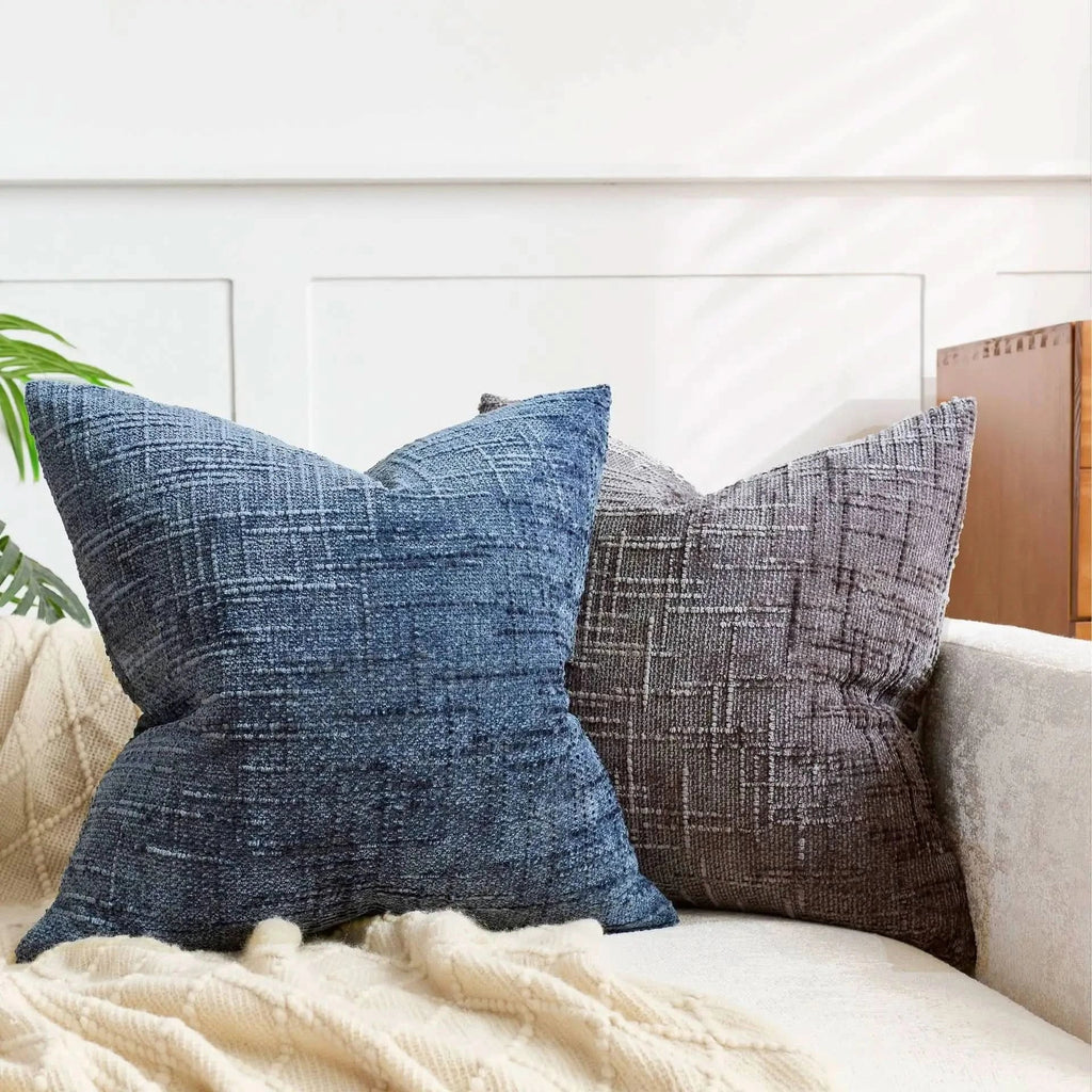 soft-chenille-throw-pillow-cover-with-bamboo-texture-img3.webp