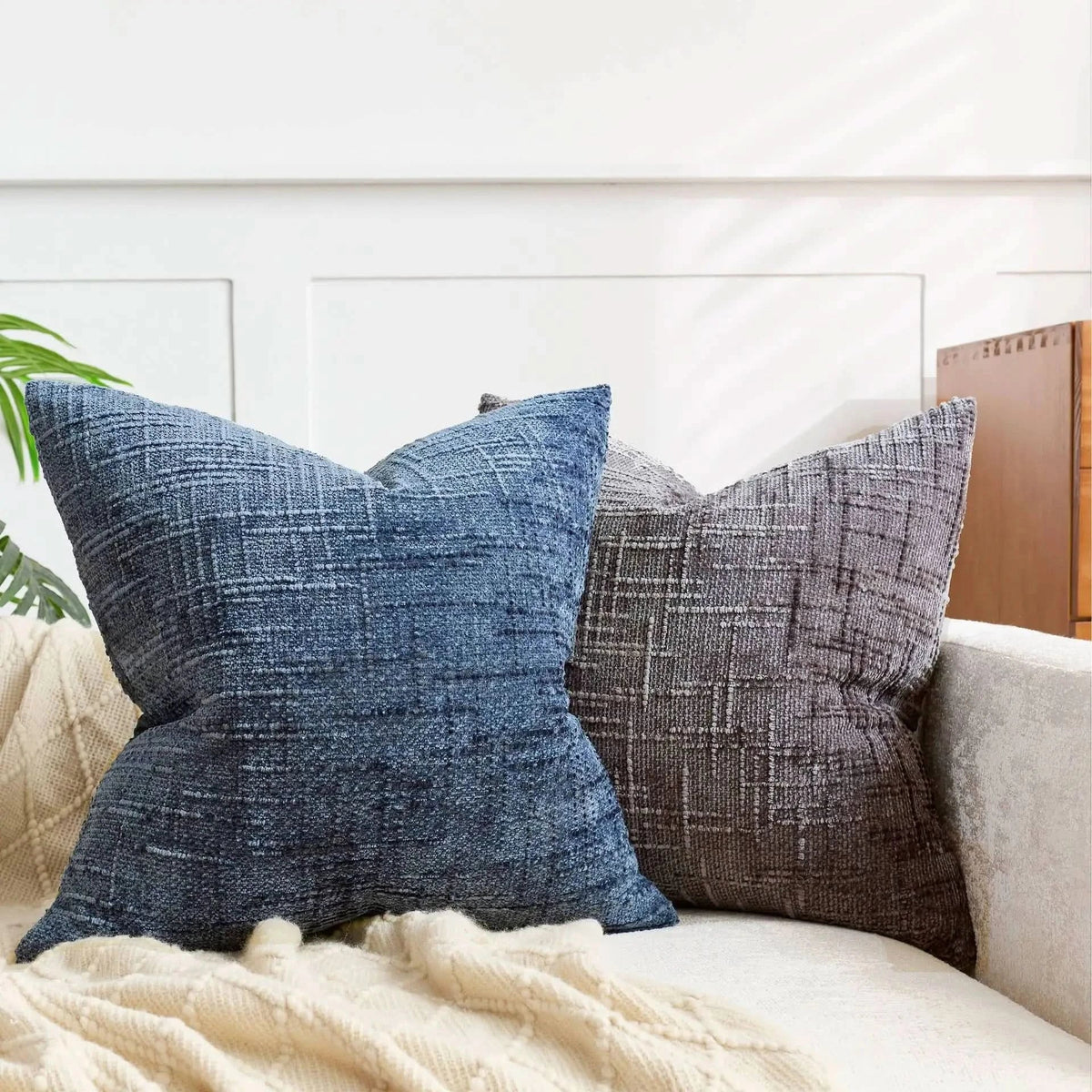 soft-chenille-throw-pillow-cover-with-bamboo-texture-img3.webp