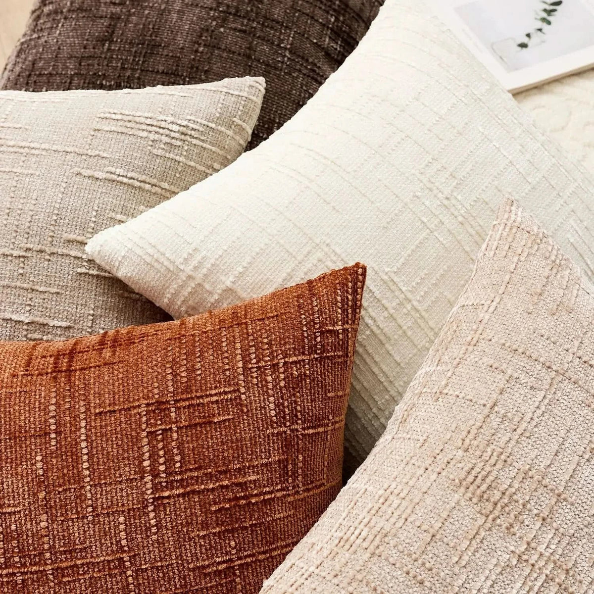 soft-chenille-throw-pillow-cover-with-bamboo-texture-img4.webp