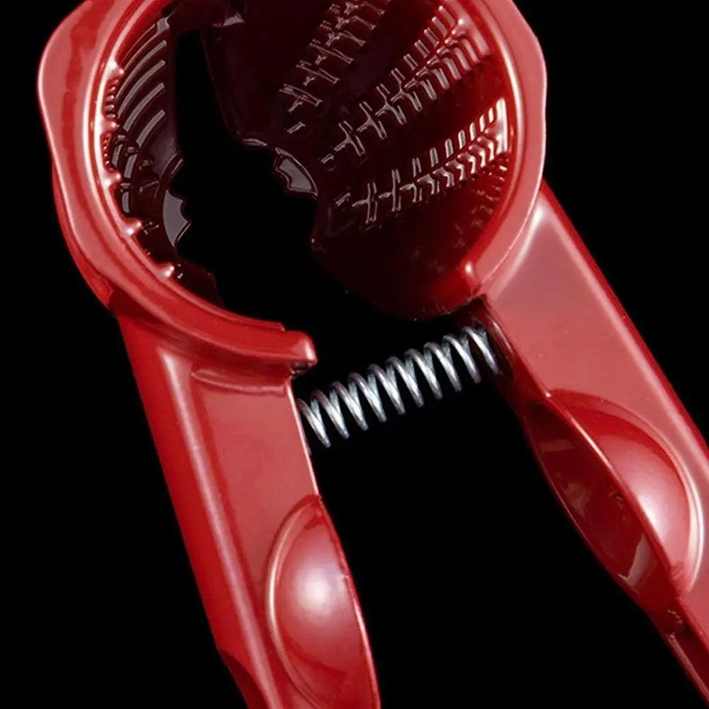 sturdy-nutcracker-for-walnuts-and-almonds-ergonomic-grip-img5.webp
