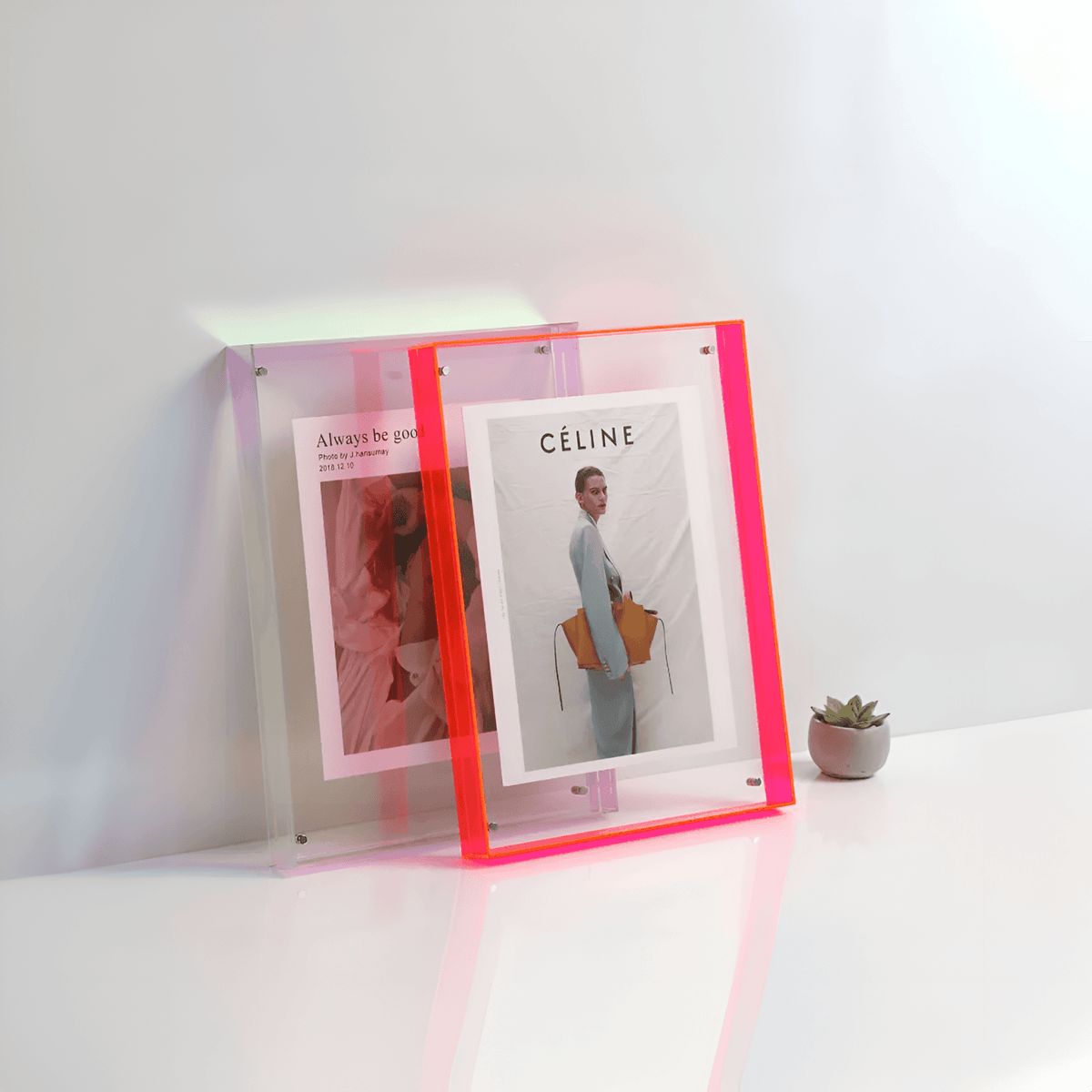 transparent-acrylic-photo-frame-with-sculptural-minimalism-img1.png