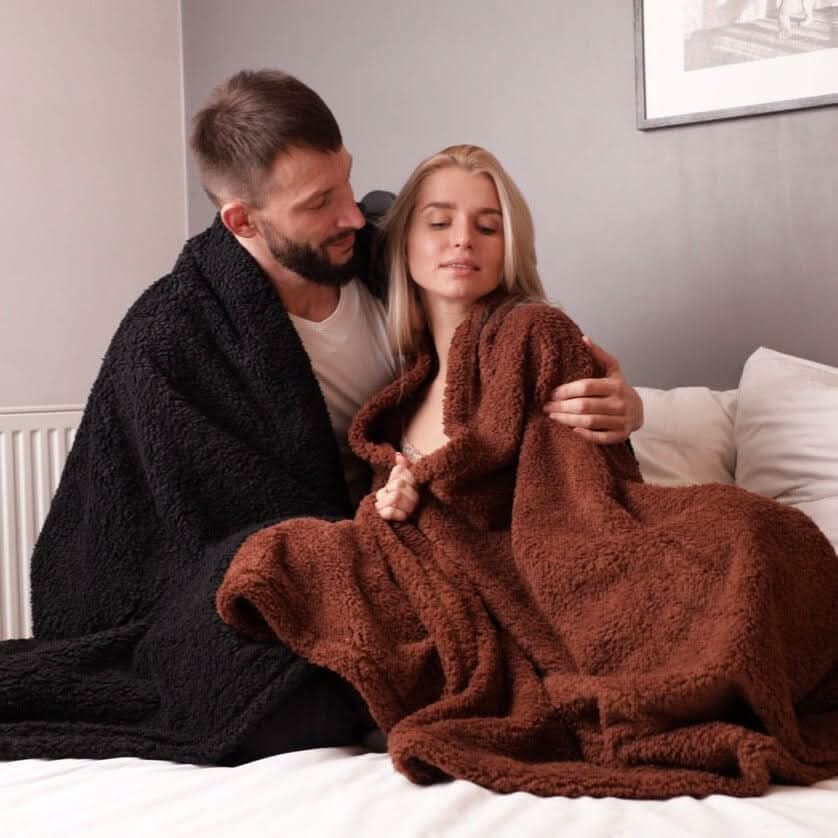 waterproof-polyester-cuddle-blanket-soft-protective-easy-care-img1.jpg